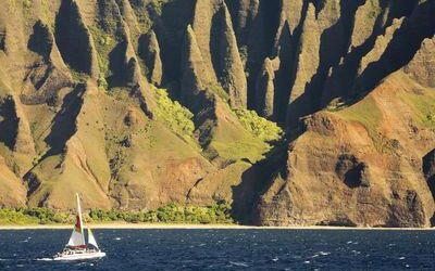 Is it better to tour the NaPali Coast by large boat or by raft?