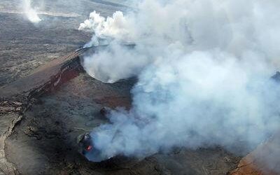 Both Los Angeles and Hawaii have palm trees, movie stars and unfortunately, pollution!